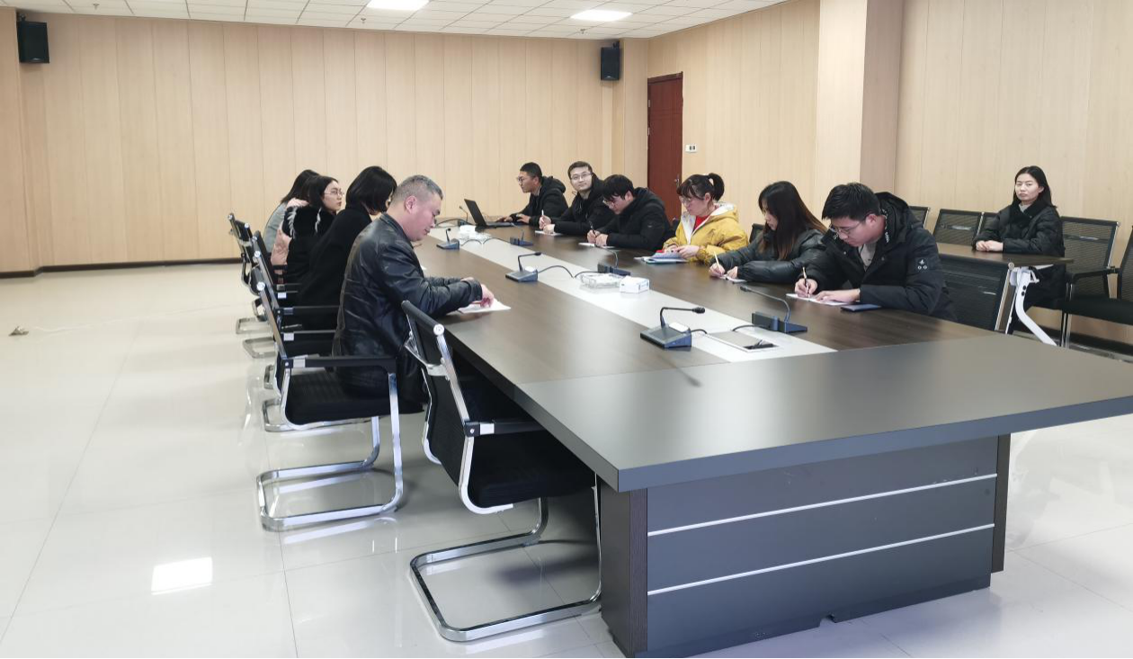 為落實(shí)鞋城管委會(huì)對(duì)新冠疫情防控的工作要求，進(jìn)一步加強(qiáng)對(duì)入駐園區(qū)各企業(yè)場(chǎng)所疫情防控整治，宿州市瞪羚服務(wù)貿(mào)易產(chǎn)業(yè)園有限公司于12月24日下午5時(shí)，在公司會(huì)議室組織全體員工開展了疫情防控知識(shí)培訓(xùn)，產(chǎn)業(yè)園辦公(圖1)